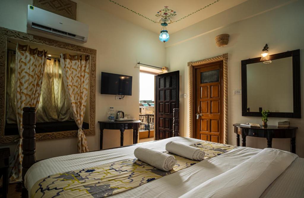 Postel nebo postele na pokoji v ubytování Tripli Hotels Prithvi Palace