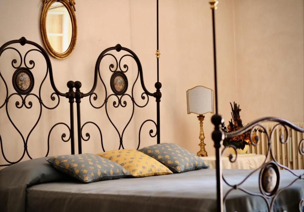 sypialnia z łóżkiem z zagłówkiem z kutego żelaza w obiekcie La dama con l'ermellino B&B w mieście San Zavedro
