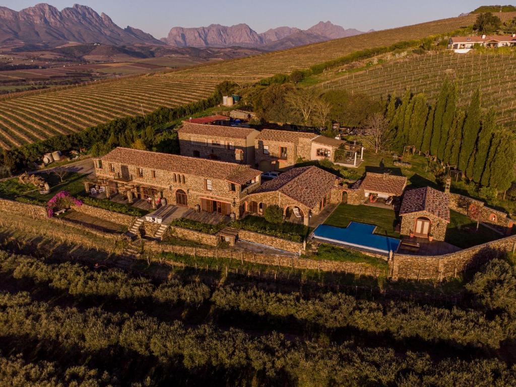 una vista aérea de una casa en un viñedo en Casa Mori House en Stellenbosch