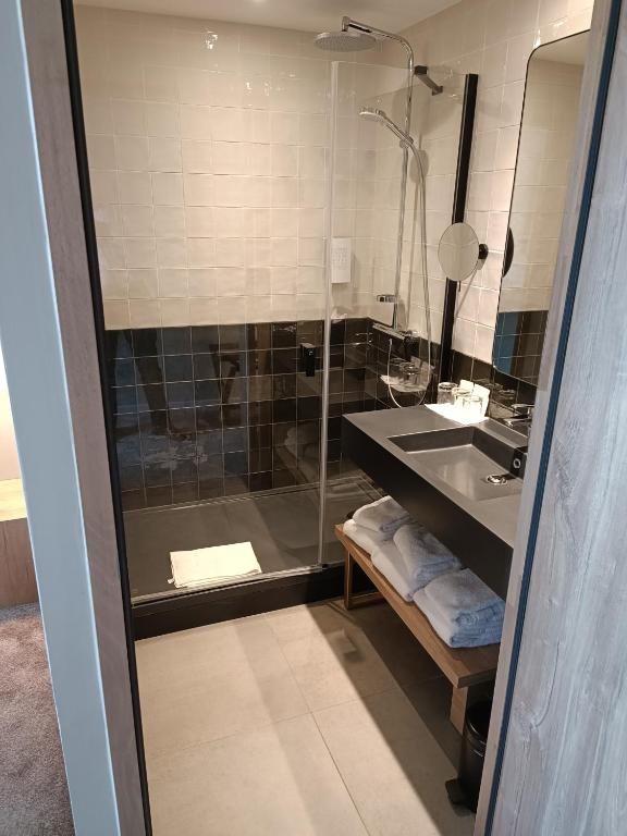Golden Tulip Reims - Habitación Estándar 1 Cama King