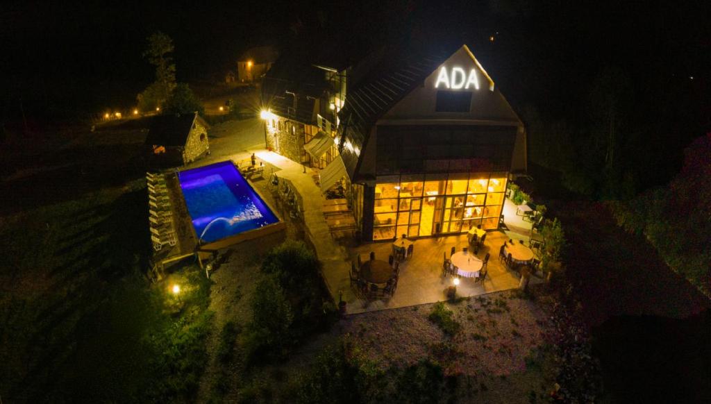 eine Luftansicht eines beleuchteten Gebäudes in der Nacht in der Unterkunft Hotel & Restaurant Ada in Gusinje