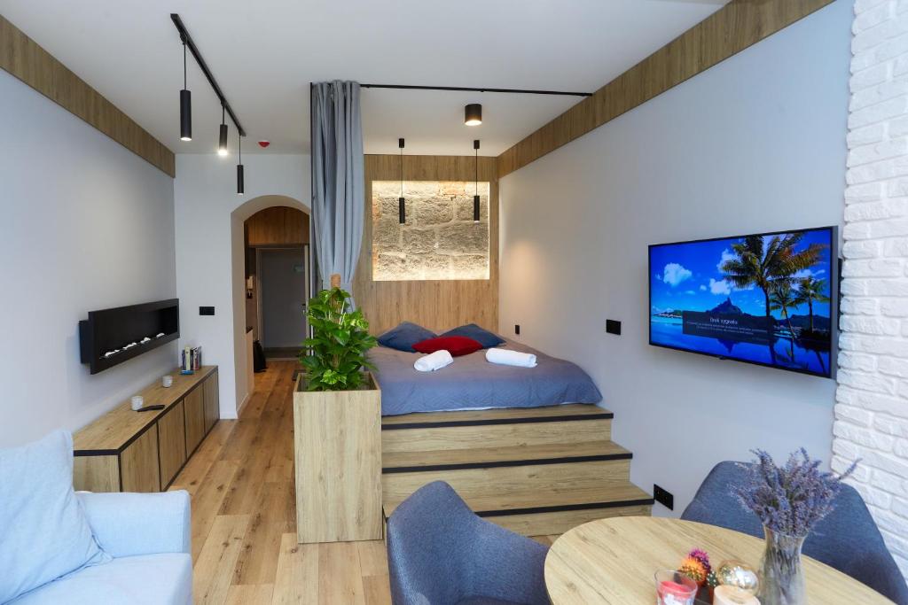 1 dormitorio con 1 cama y 1 mesa en una habitación en Apartament "Powoli" z darmowym parkingiem en Karpacz