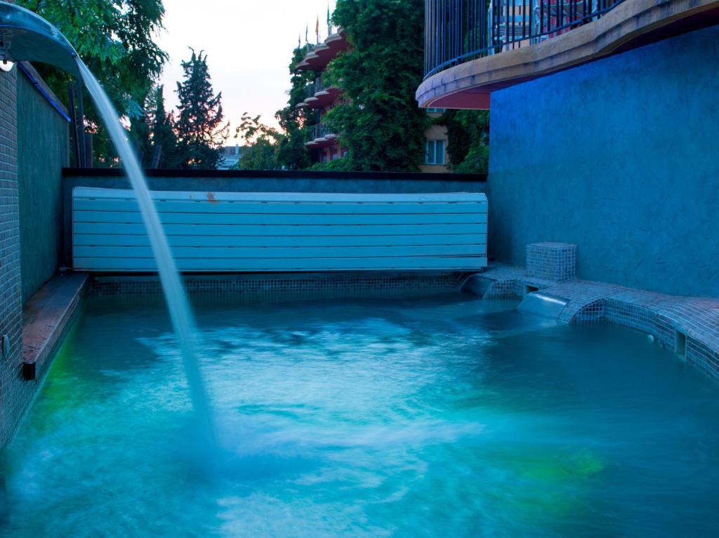 The swimming pool at or close to Los Angeles Hotel & Spa
