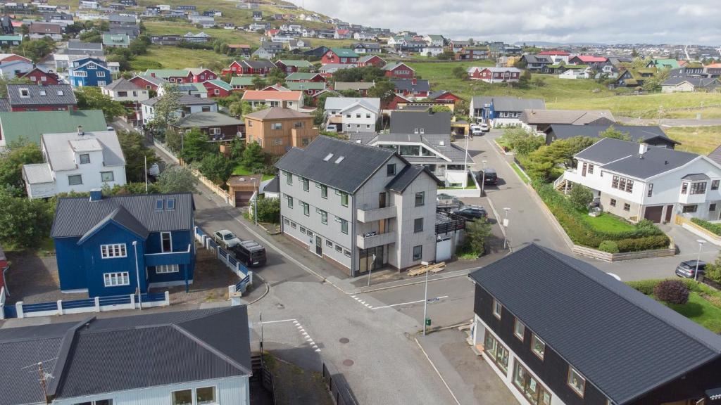 z góry widok na małe miasteczko z domami w obiekcie The Bird / Guesthouse / 10 min Walk Downtown w mieście Torshavn