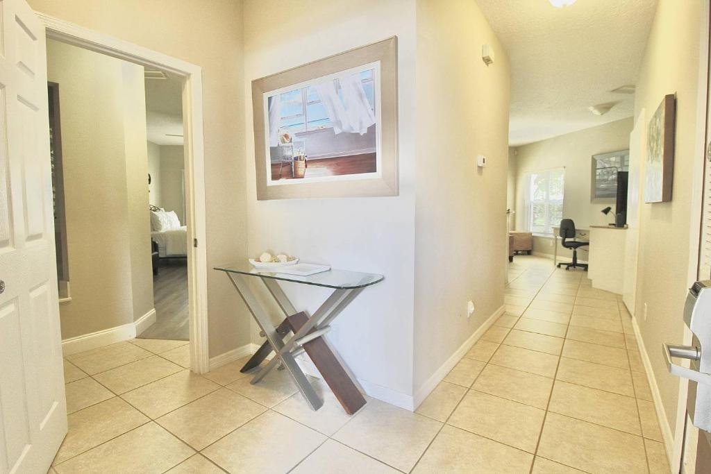 - un couloir avec une table en verre dans une maison dans l'établissement PGA Village Golf Villas I 9808A, à Carlton