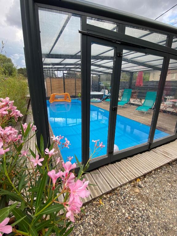 Bazén v ubytování Gîte du Silo Loft atypique ,Tournesol , spa&piscine couverte nebo v jeho okolí