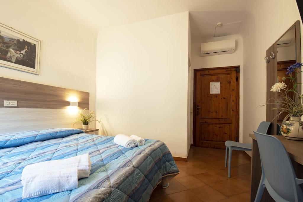 Postel nebo postele na pokoji v ubytování Foresteria Valdese di Firenze