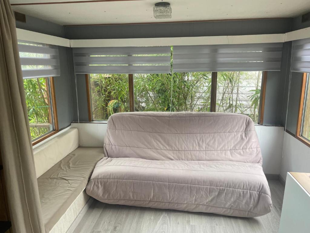 Zdjęcie z galerii obiektu Bungalow confortable proche de la mer w mieście Linguizzetta