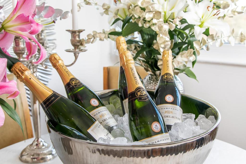 wiadro wypełnione butelkami szampana w lodzie w obiekcie The Sky Penthouse w mieście Winchester