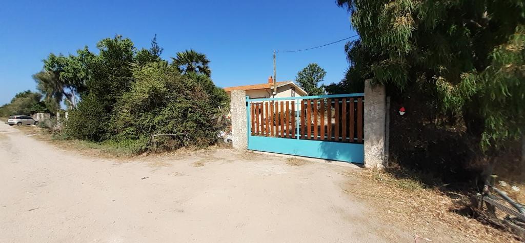 ein Tor an der Seite einer unbefestigten Straße in der Unterkunft Isuedda in Marrùbiu