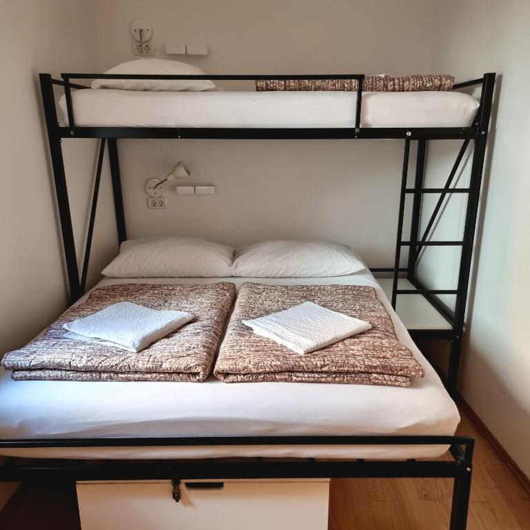 Postel nebo postele na pokoji v ubytování Hostel Alieti