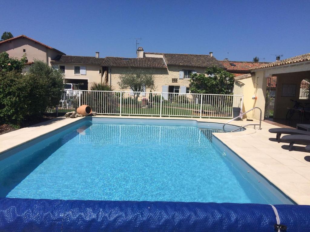 uma piscina em frente a uma casa em Les Chenets em Chenay