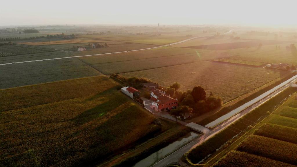 una vista aérea de una granja con una casa y un campo en B&B Al Vecio Morer en San Donà di Piave
