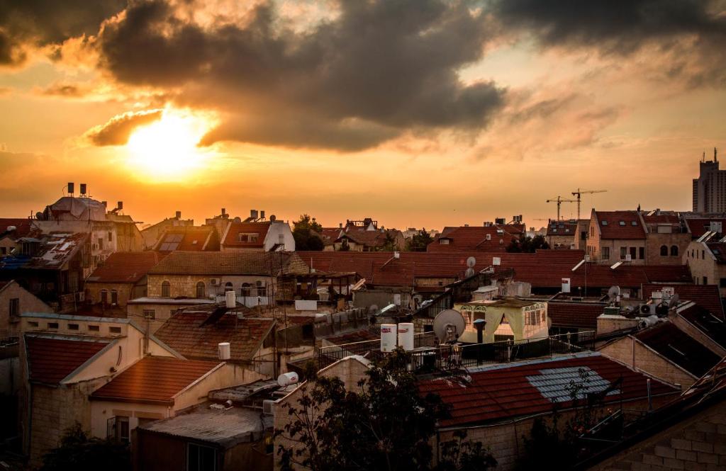Východ nebo západ slunce při pohledu z hotelu nebo okolí