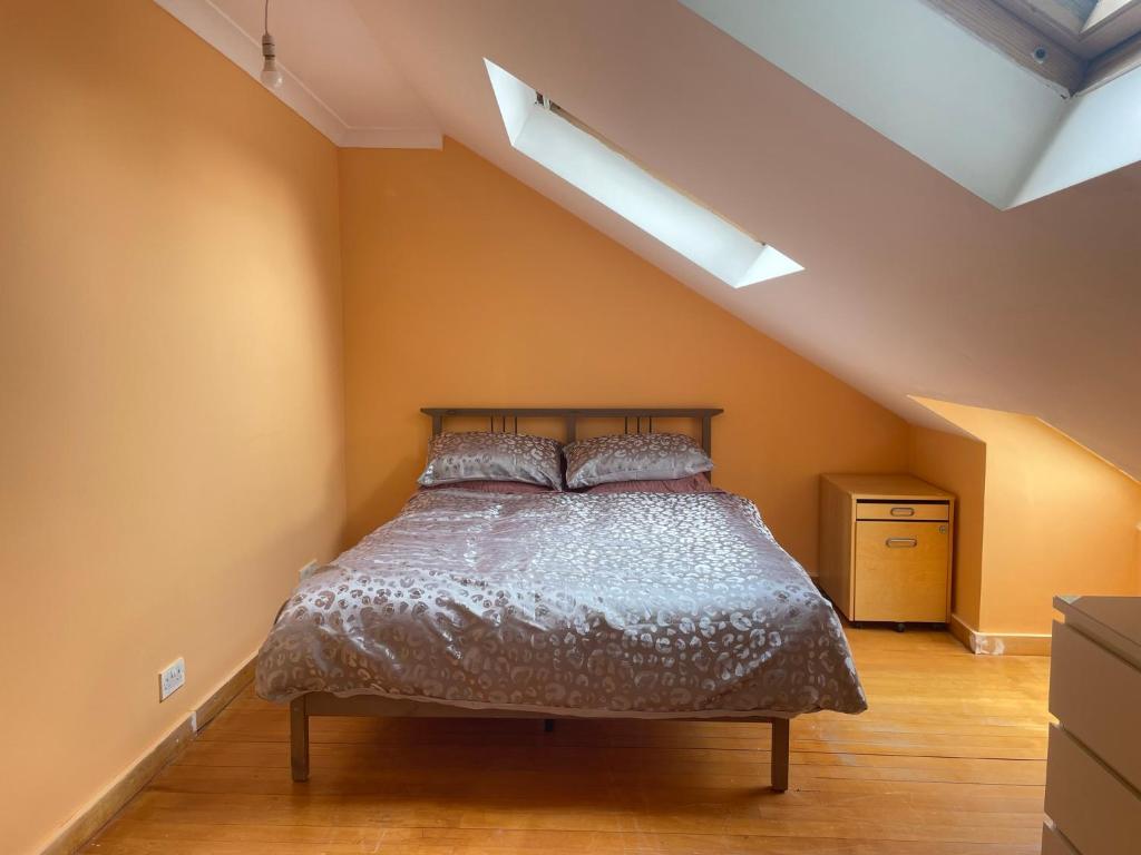 um quarto com uma cama num sótão em Private Room- Direct Travel Central/ Heathrow em Londres