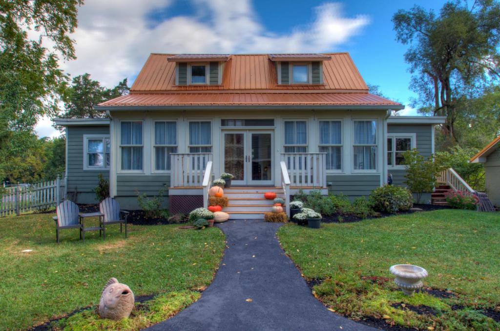 une maison avec un toit orange et un chemin dans l'établissement Prairie Guest House, à Fishers