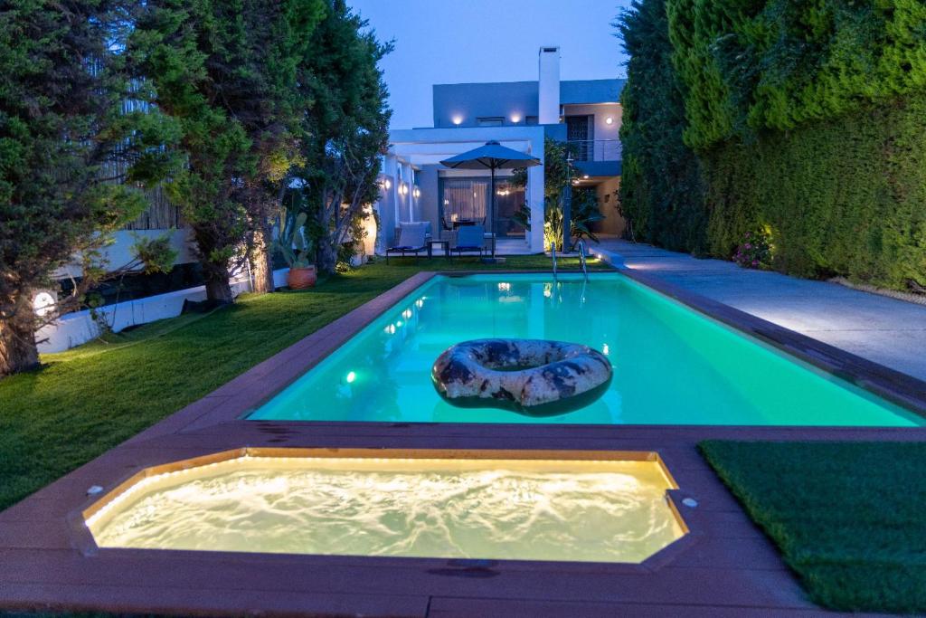 una piscina en el patio trasero de una casa en Luxury Villa Hestia Grey with Private Pool en Rethymno Town