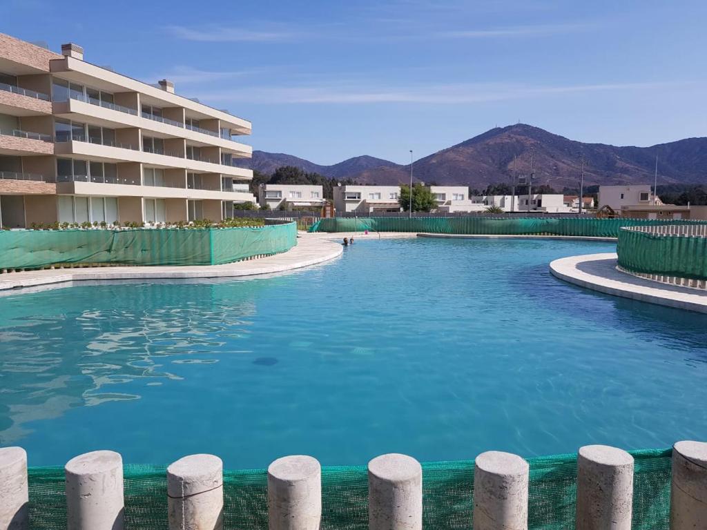 uma grande piscina em frente a um edifício em Precioso departamento Papudo a pasos de la playa em Papudo