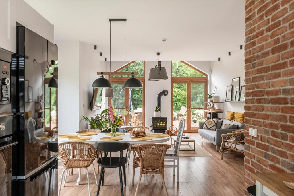 eine Küche und ein Wohnzimmer mit einem Tisch und Stühlen in der Unterkunft Grabowa 19 in Brzozówka