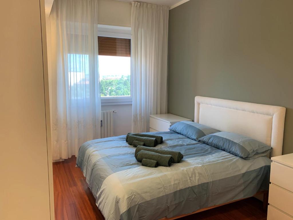 1 dormitorio con 1 cama con 2 almohadas en Appartamento incantevole a San Donato Milanese, en San Donato Milanese