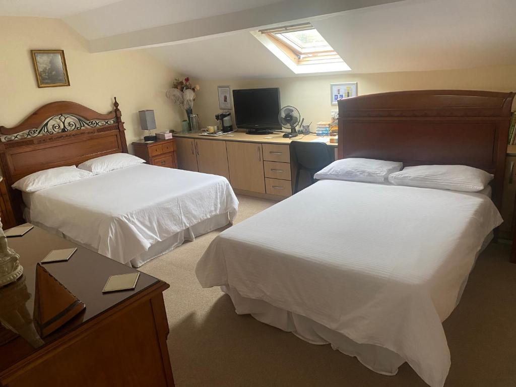 um quarto de hotel com duas camas e uma televisão em Top of the House! em Manchester