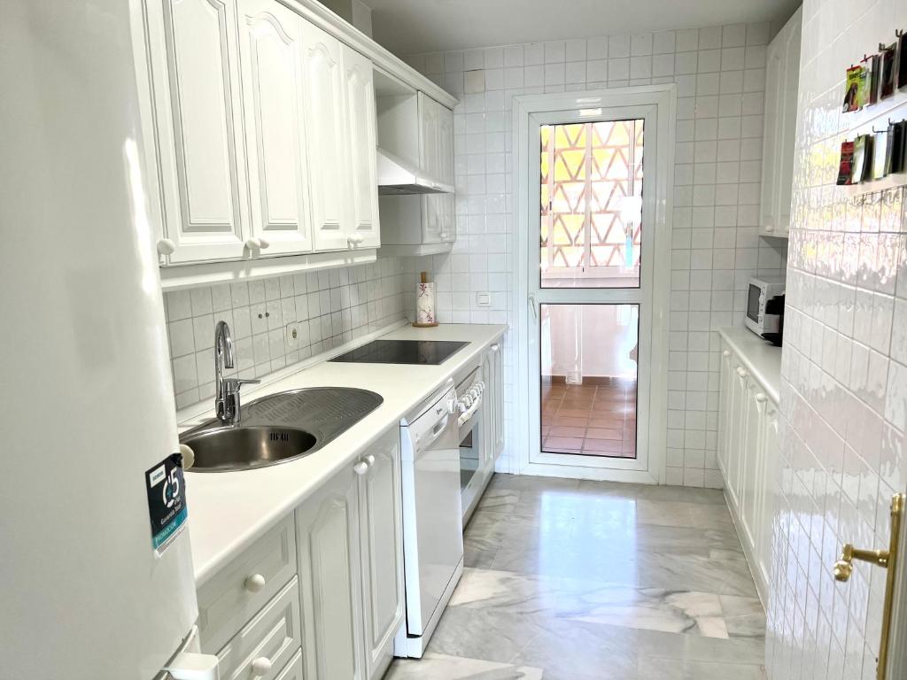 Kuchyňa alebo kuchynka v ubytovaní MI CAPRICHO A16 Beachfront Apartment
