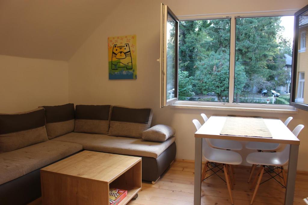 ein Wohnzimmer mit einem Sofa und einem Tisch in der Unterkunft Mariana Apartment in Bled