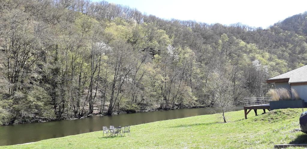Příroda nedaleko venkovského domu
