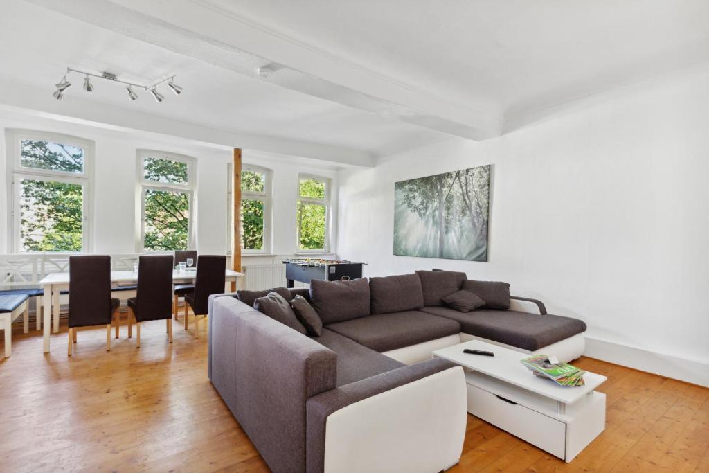 uma sala de estar com um sofá e uma mesa em Like King Friedrich - Kicker - Parking - Kitchen em Friedberg