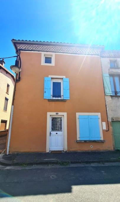 Fotografia z galérie ubytovania Charmante maison de Bourg, dans les hauteurs Auvergnate ! v destinácii Nonette