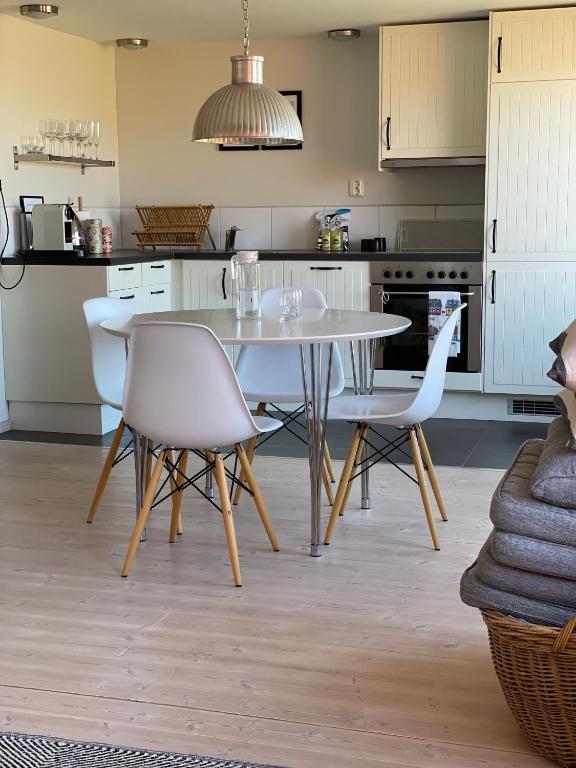 Kuchyň nebo kuchyňský kout v ubytování Ingridgården