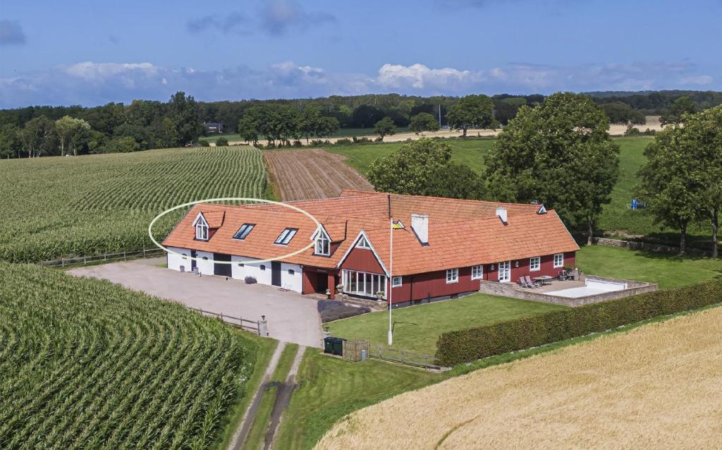 una vista aérea de una casa en medio de un campo en Ingridgården en Båstad