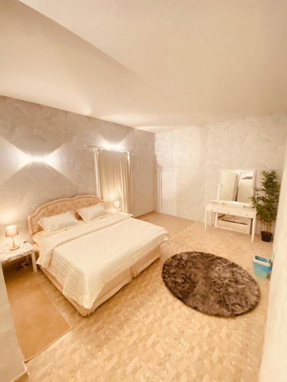Postel nebo postele na pokoji v ubytování SHAIKHA villa