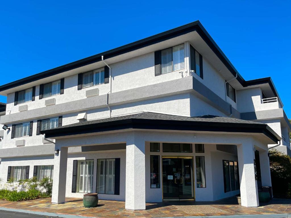 a large white building with a front entrance at Governors Inn Hotel Sacramento in Sacramento