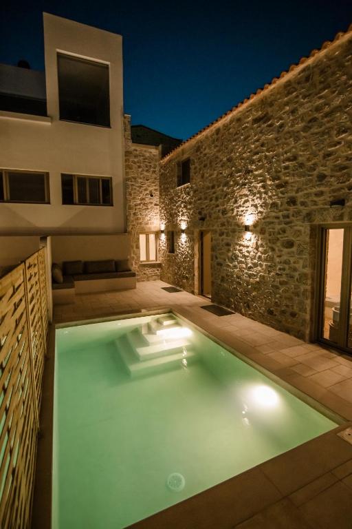 Bazén v ubytování Mani Luxury Suites and Studios in Gytheio with Private Pools nebo v jeho okolí