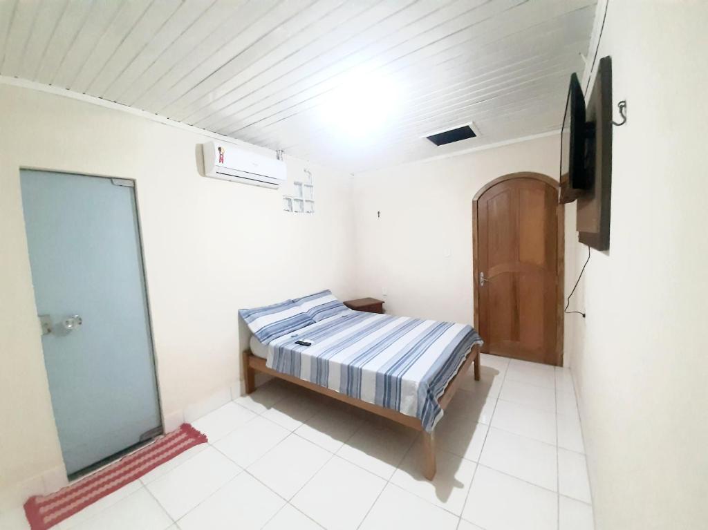a small room with a bed and a tv at Apart Hotel M6D in Rio Branco