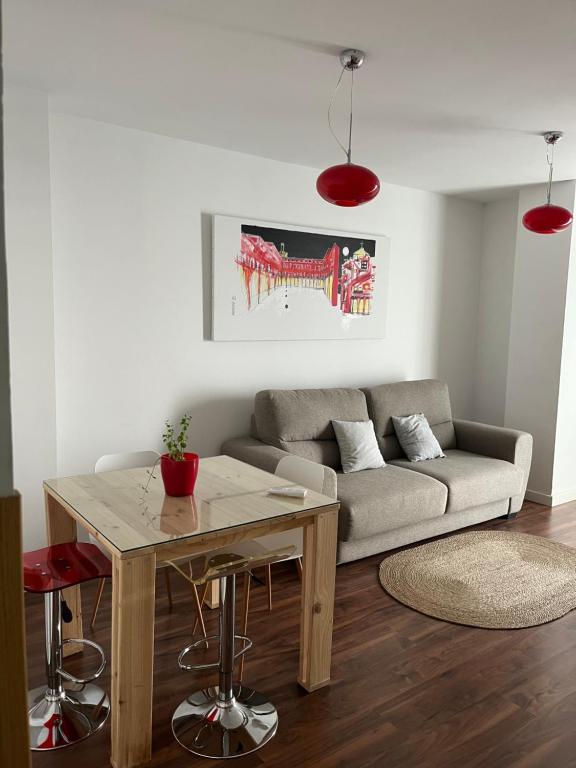 sala de estar con sofá y mesa en Apartamento RENACIMIENTO con garaje, en Badajoz