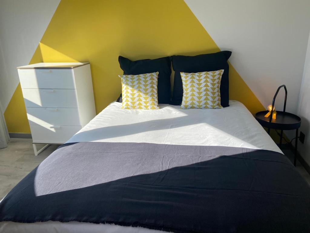 Postel nebo postele na pokoji v ubytování Casa Anibal artistic Centrally located comfortable affordable