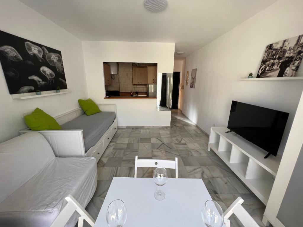 Televízia a/alebo spoločenská miestnosť v ubytovaní Genuar Apartments Málaga Center 3
