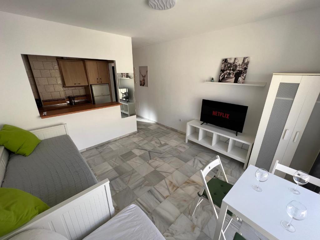 Televízia a/alebo spoločenská miestnosť v ubytovaní Genuar Apartments Málaga Center 3