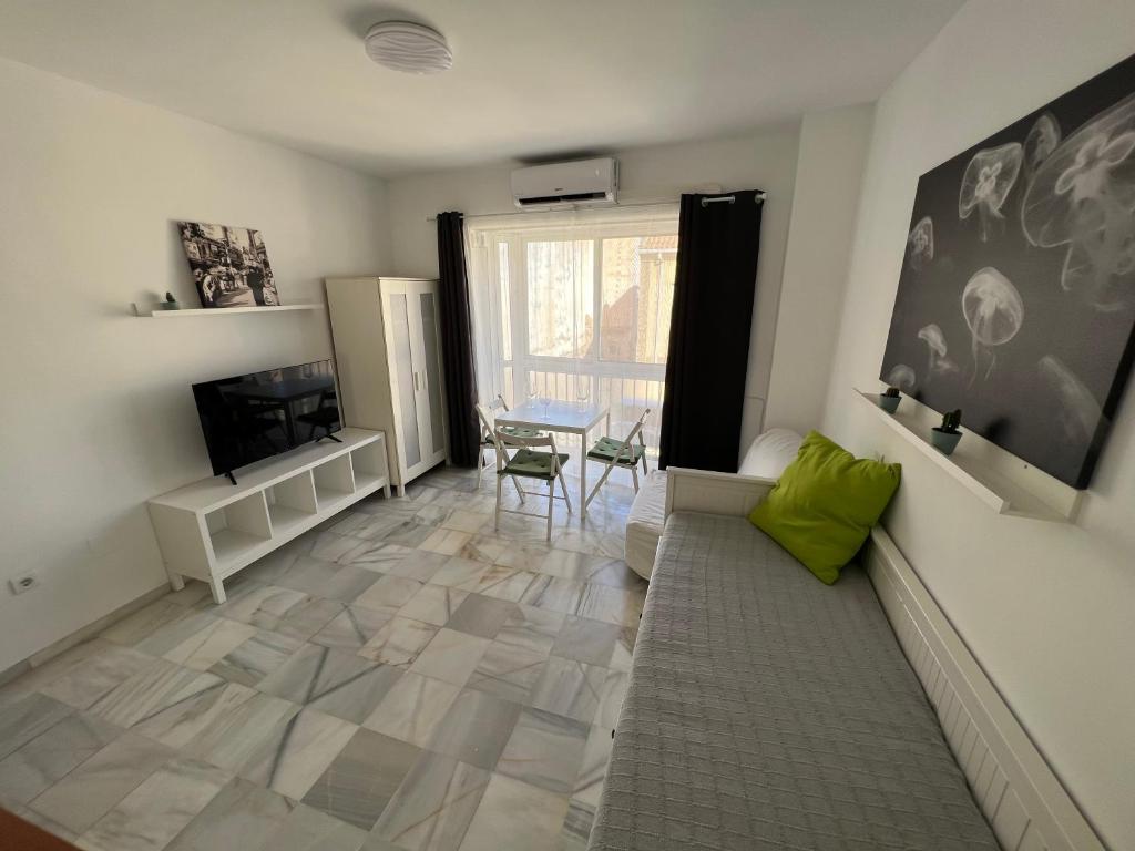 Televízia a/alebo spoločenská miestnosť v ubytovaní Genuar Apartments Málaga Center 3