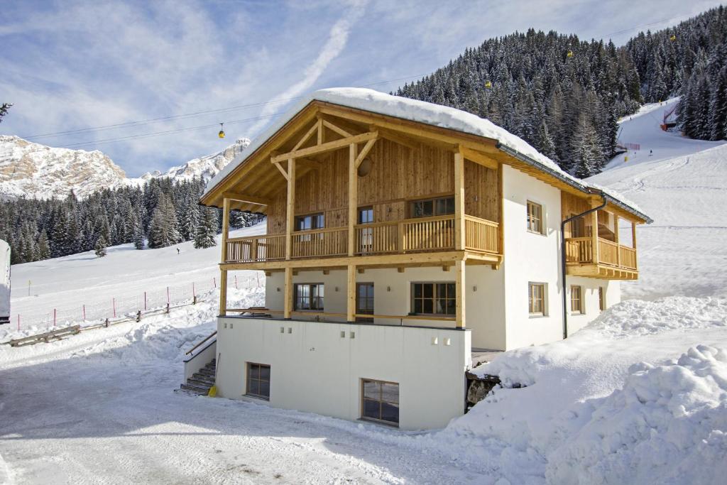 a house in the snow with snow on the ground at Apartements Precalalt in La Villa