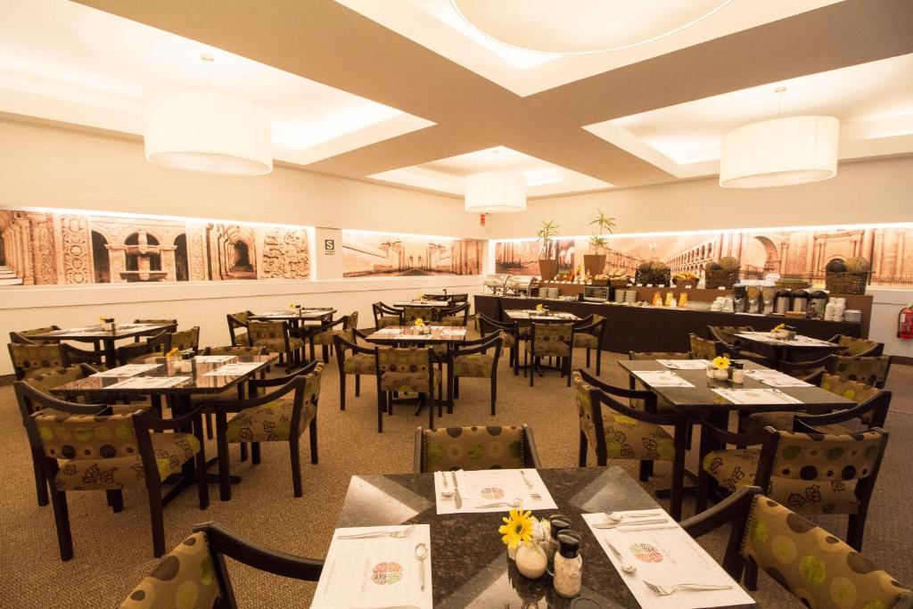 Um restaurante ou outro lugar para comer em Tierra Viva Arequipa Plaza