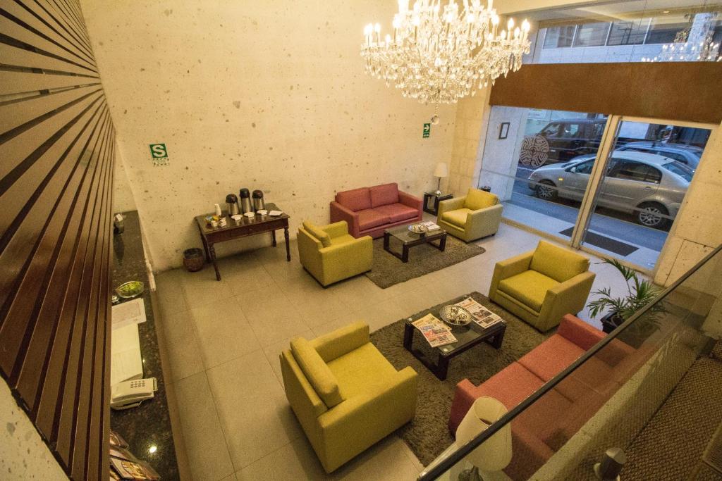 vista sul soffitto di un soggiorno con divani e sedie di Tierra Viva Arequipa Plaza ad Arequipa
