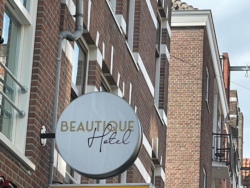 una señal para un hotel colmena en el lado de un edificio en BEAUTiQUE HOTEL CITY CENTRE, en Ámsterdam
