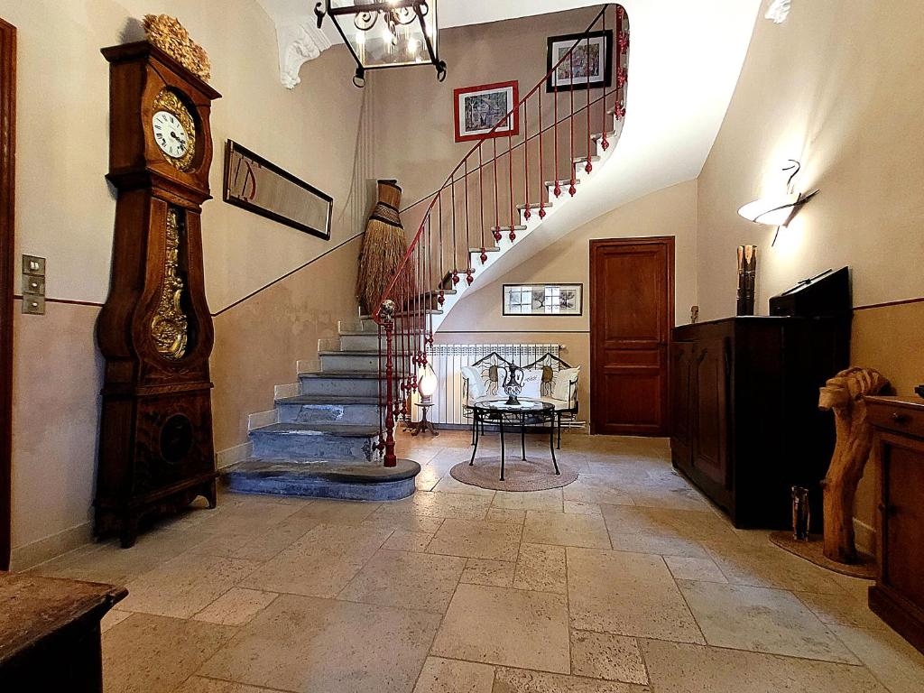 corridoio con orologio e scala di Demeure vigneronne de charme Pays CATHARE Carcassonne Blomac Jacuzzi a Blomac