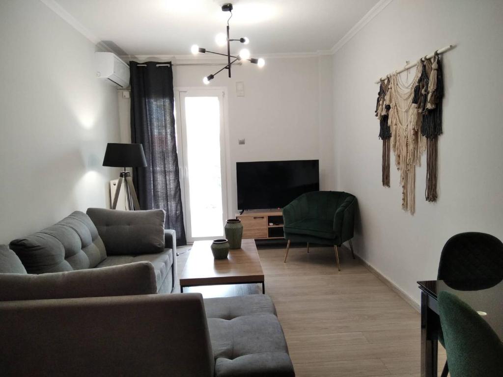 Sala de estar con 2 sofás y TV en Blue Flag Glyfada Center, en Atenas