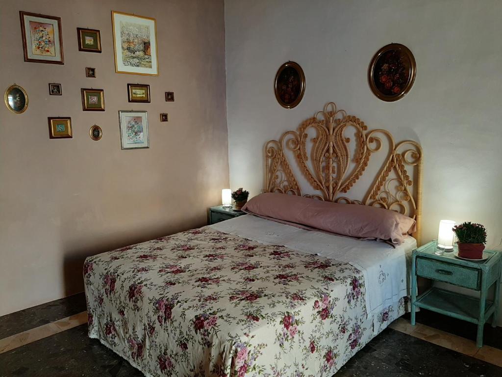 マルティナ・フランカにあるCasa Lo Reのベッドルーム1室(花柄のベッドカバー付)