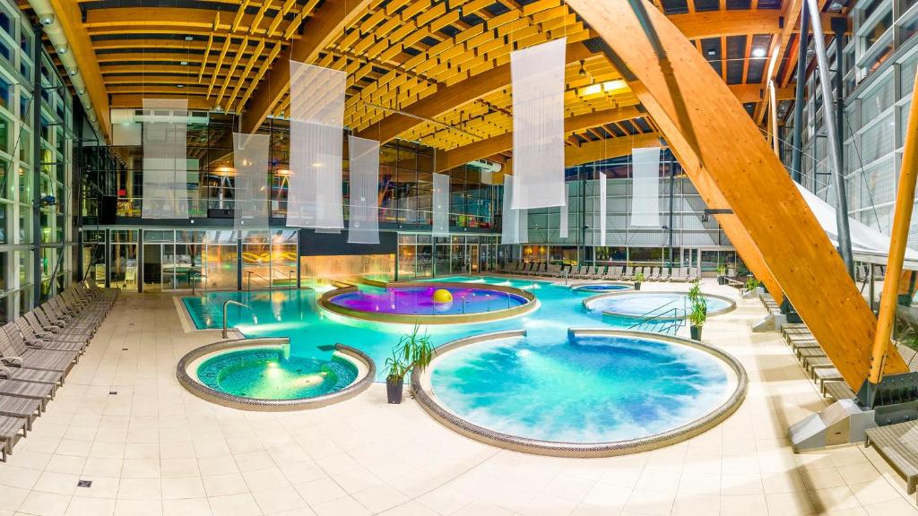 Bazén v ubytování Hotel AquaCity Seasons nebo v jeho okolí
