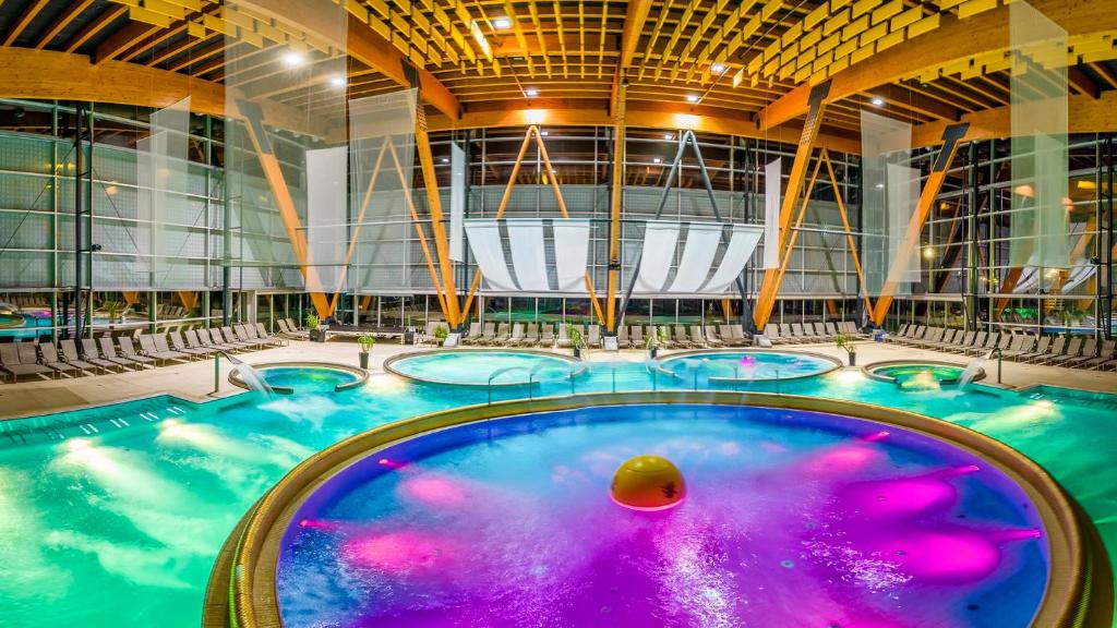 Bazén v ubytování Hotel AquaCity Seasons nebo v jeho okolí